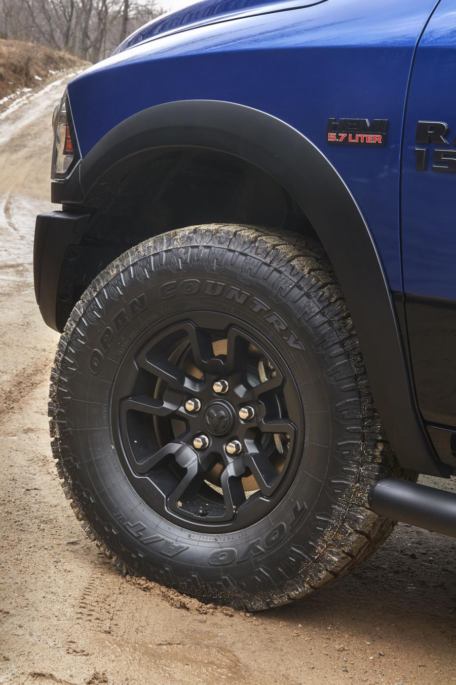 Колеса Dodge Ram 1500 Rebel Blue Streak Crew Cab 2017 года  (фото 6 из 11)